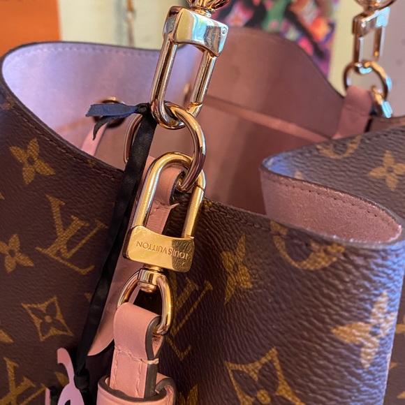 💕TRADED💕Louis Vuitton NeoNoe monogram rose crossbody purse bag - Picture 7 of 16